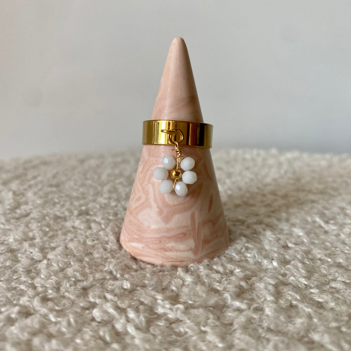 Bague fine dorée - Fleur blanche