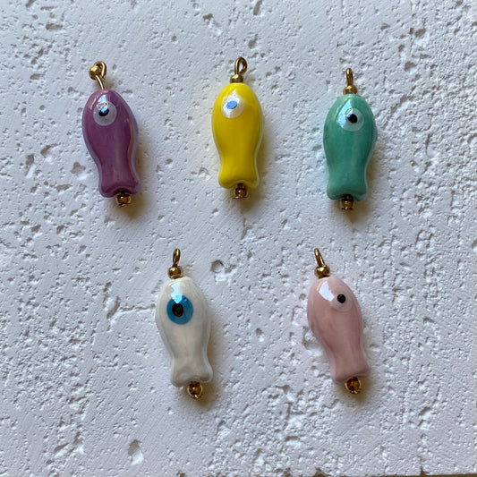 Breloques poissons colorés