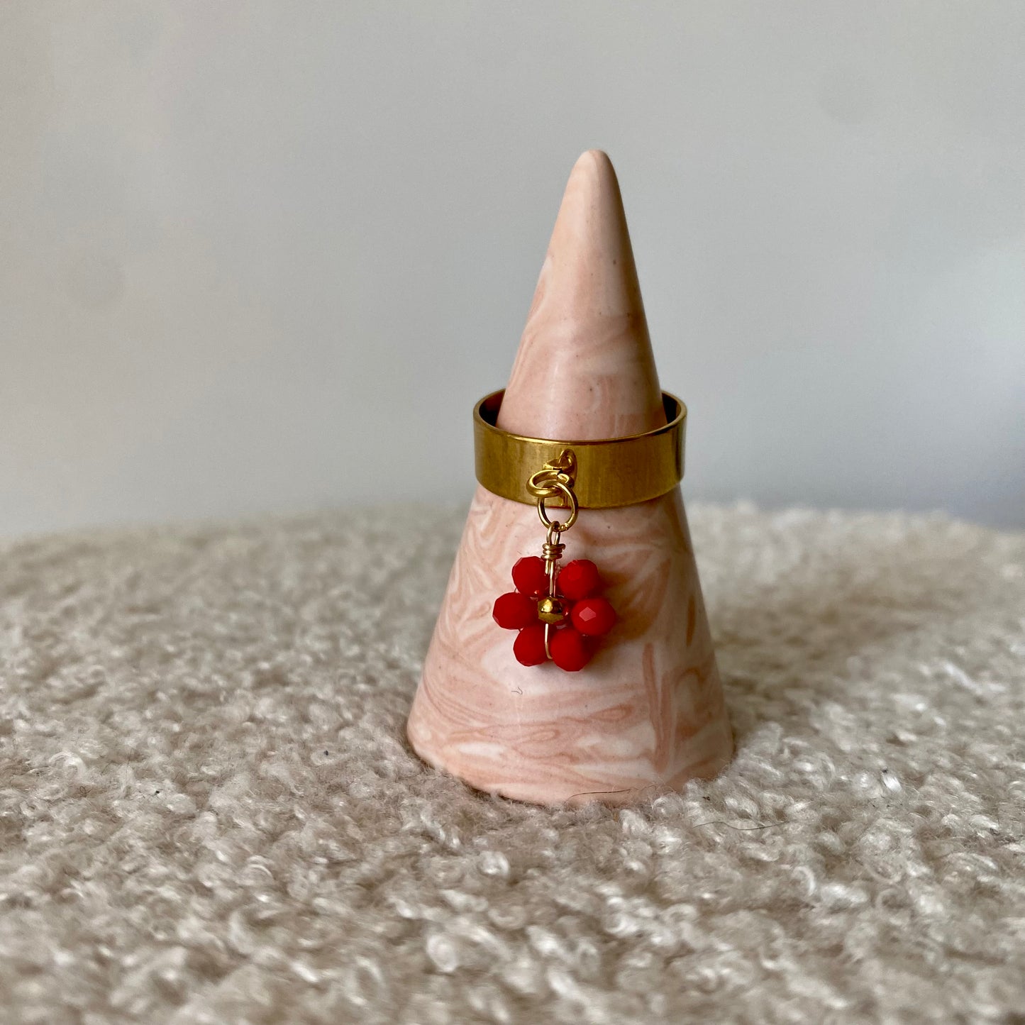 Bague fine dorée - Fleur rouge