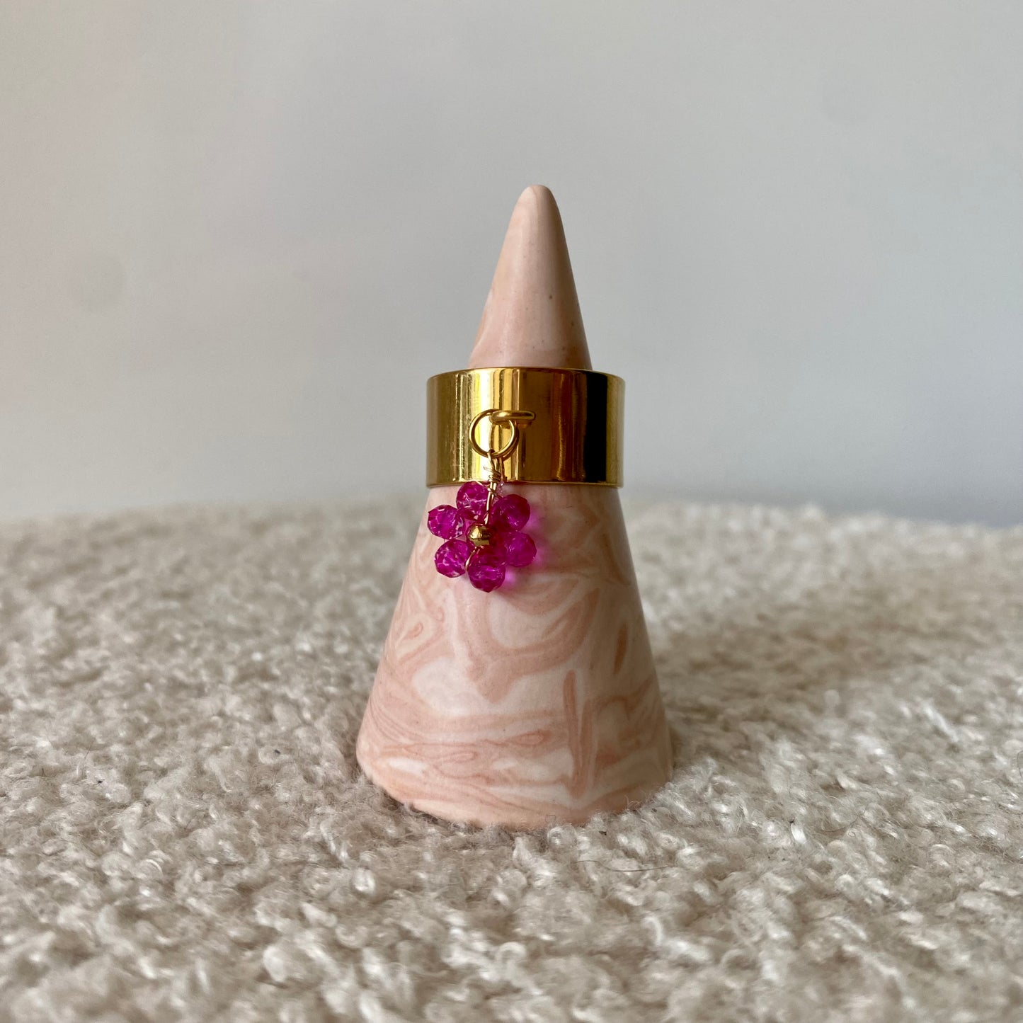 Bague épaisse dorée - Fleur fuchsia