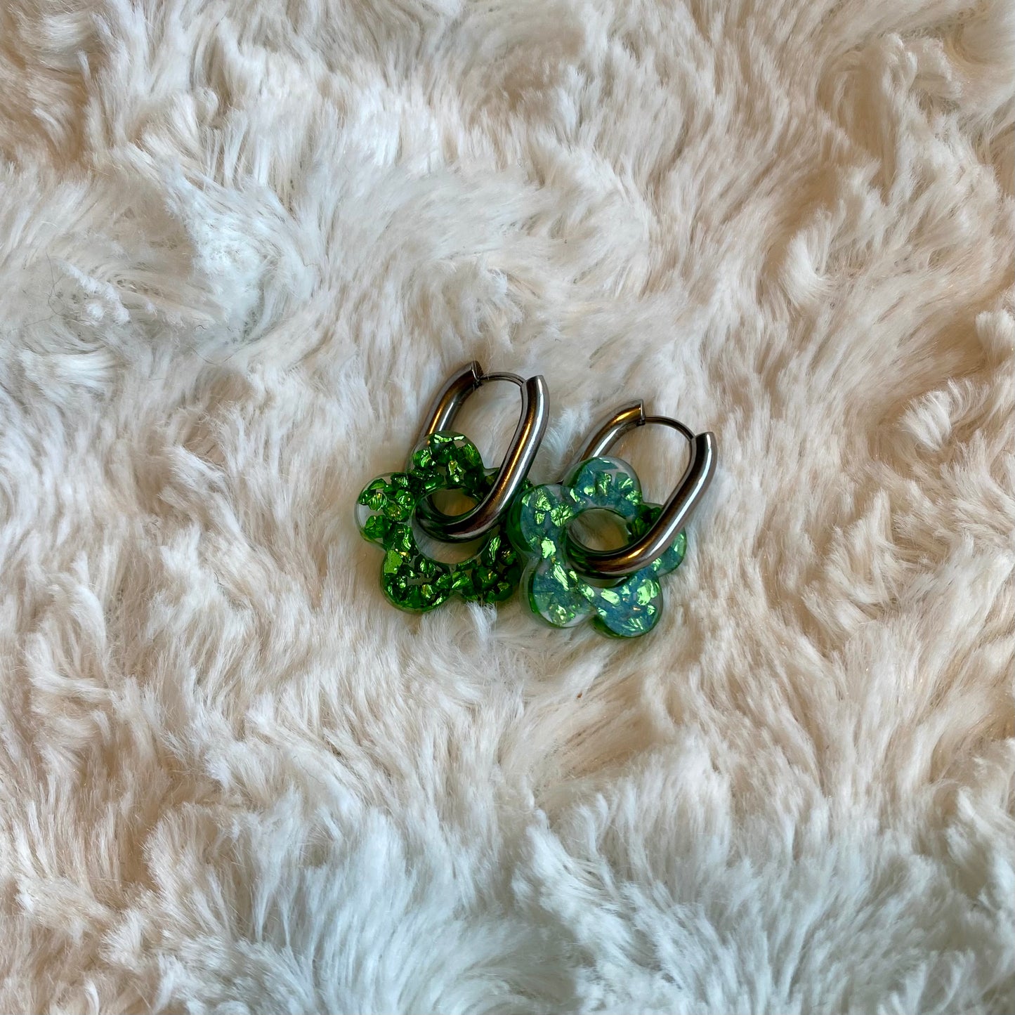 Boucles d’oreilles Camélia - Cristaux Émeraude