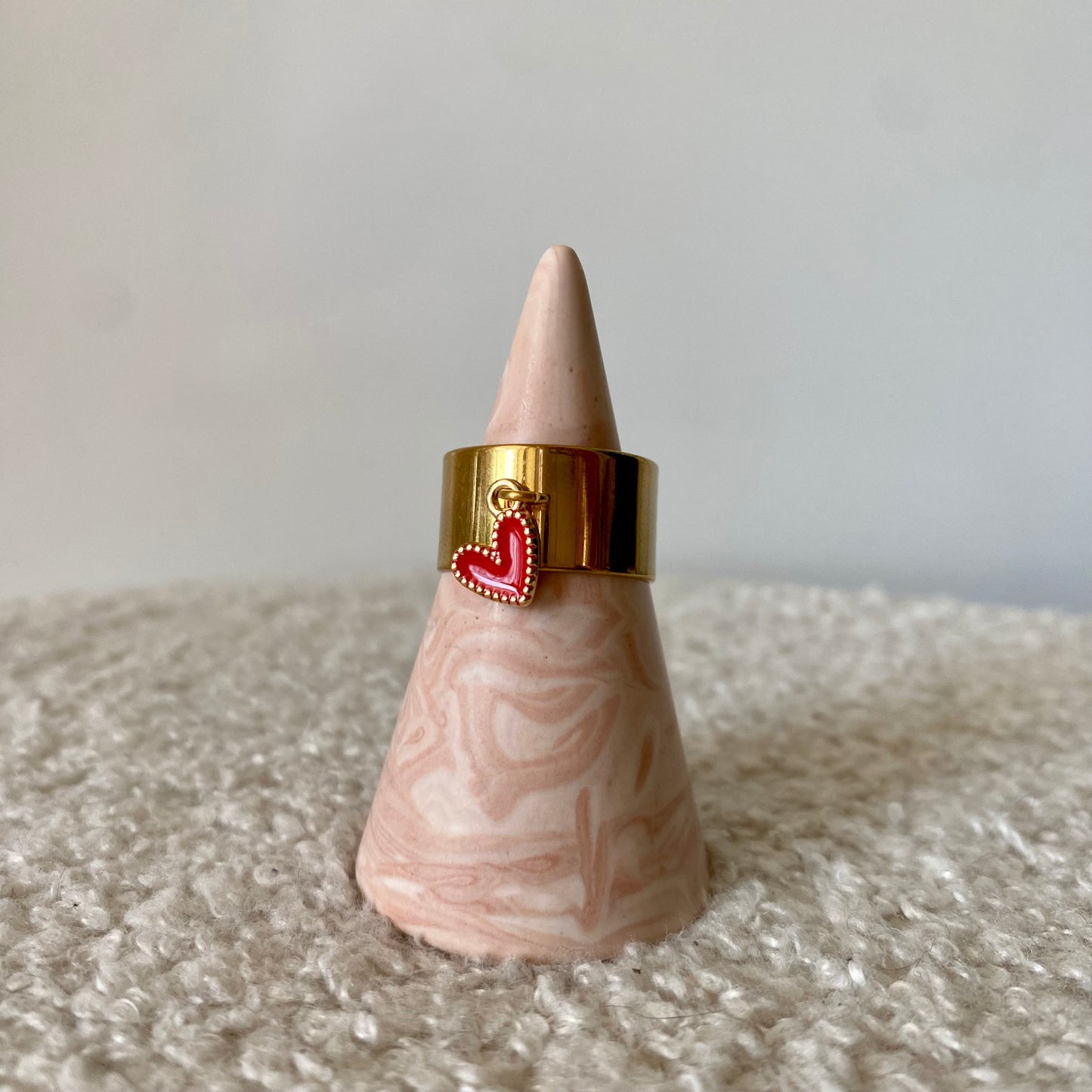 Bague épaisse dorée - Coeur rouge