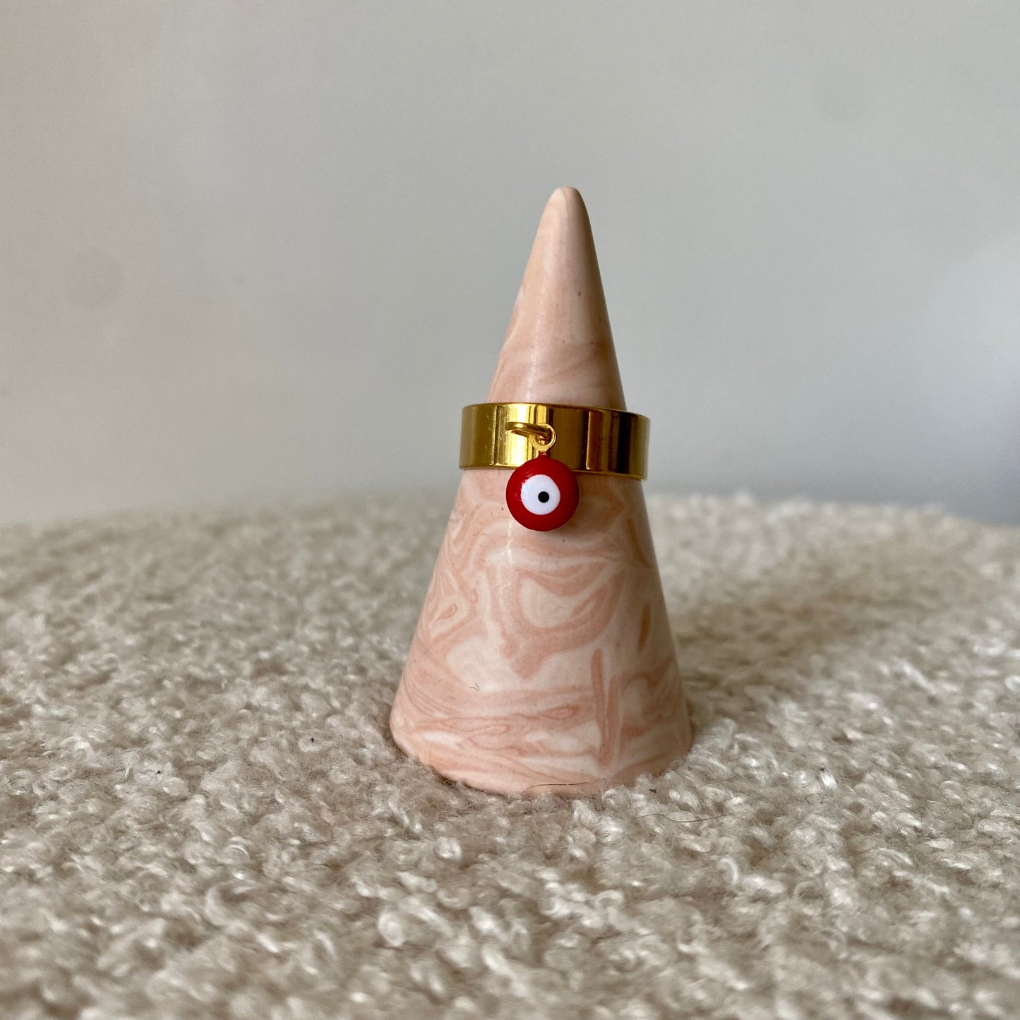 Bague fine dorée - Oeil rouge