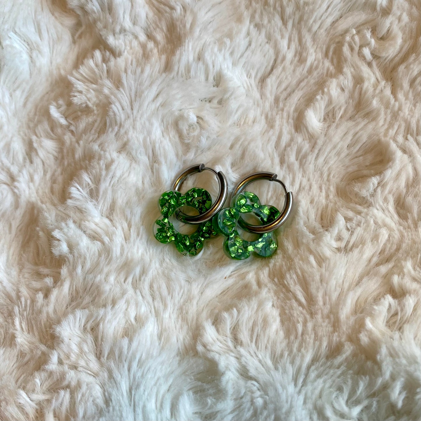 Boucles d’oreilles Camélia - Cristaux Émeraude