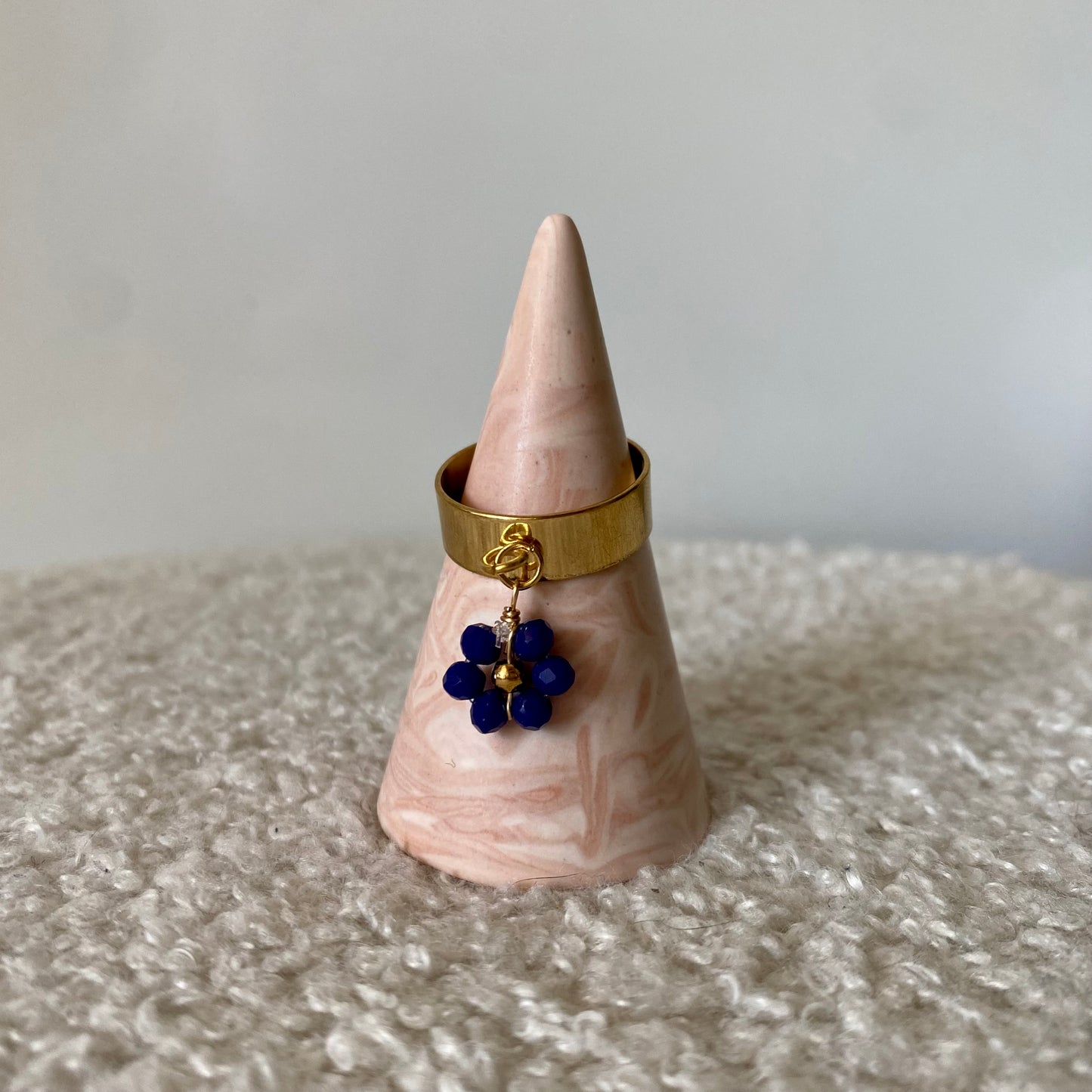 Bague fine dorée - Fleur bleu marine