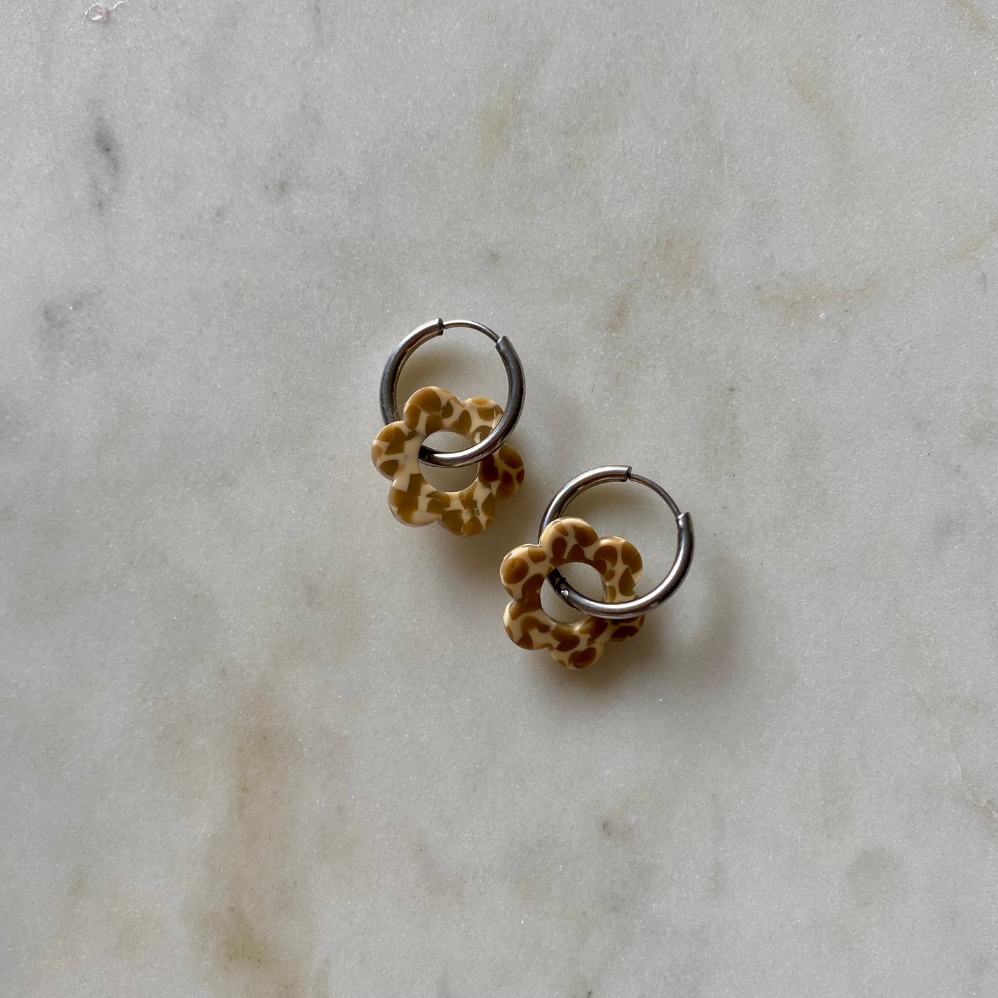 Boucles d’oreilles Pivoine - Tacheté caramel et beige