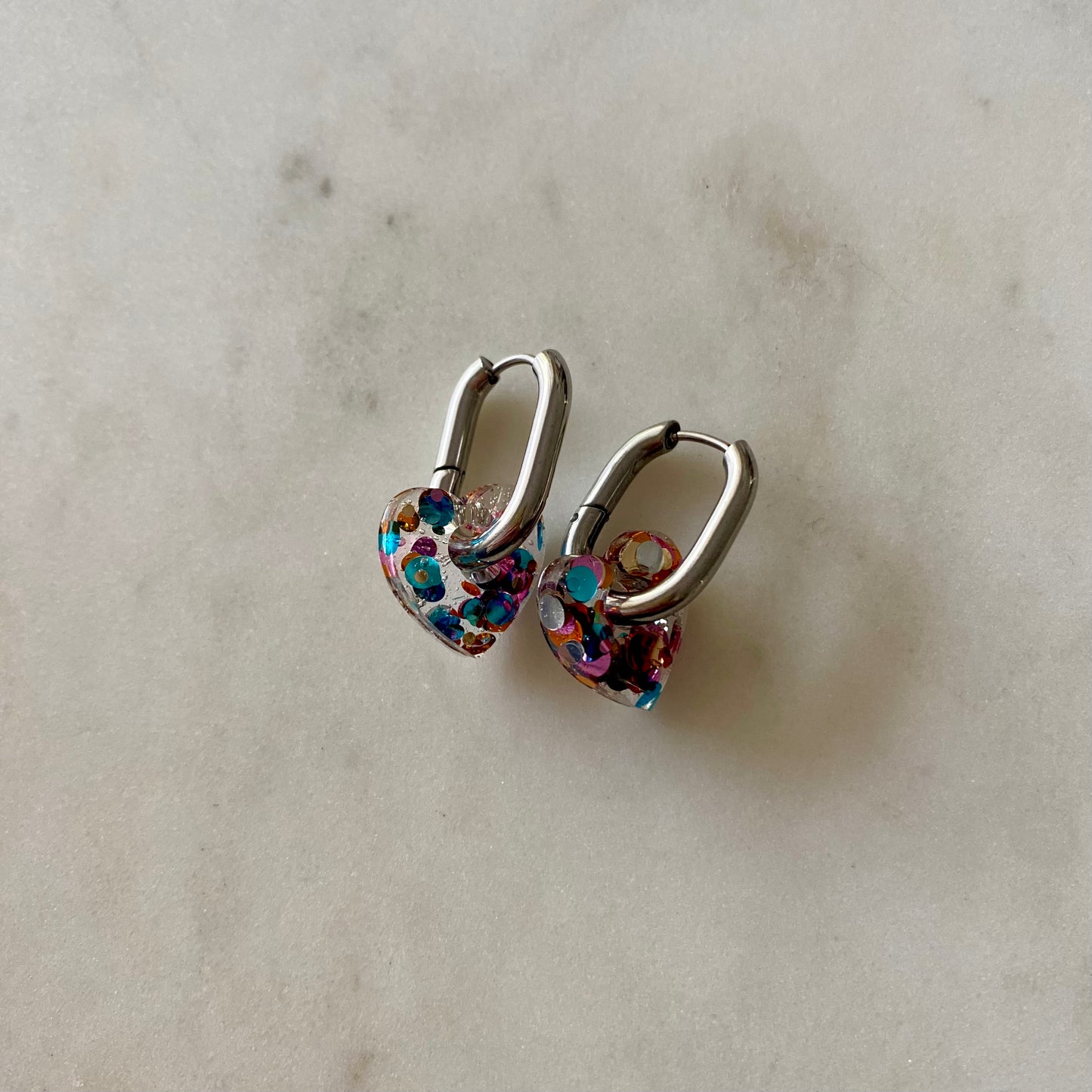 Boucles d’oreilles Petits cœurs - Paillettes multicolores