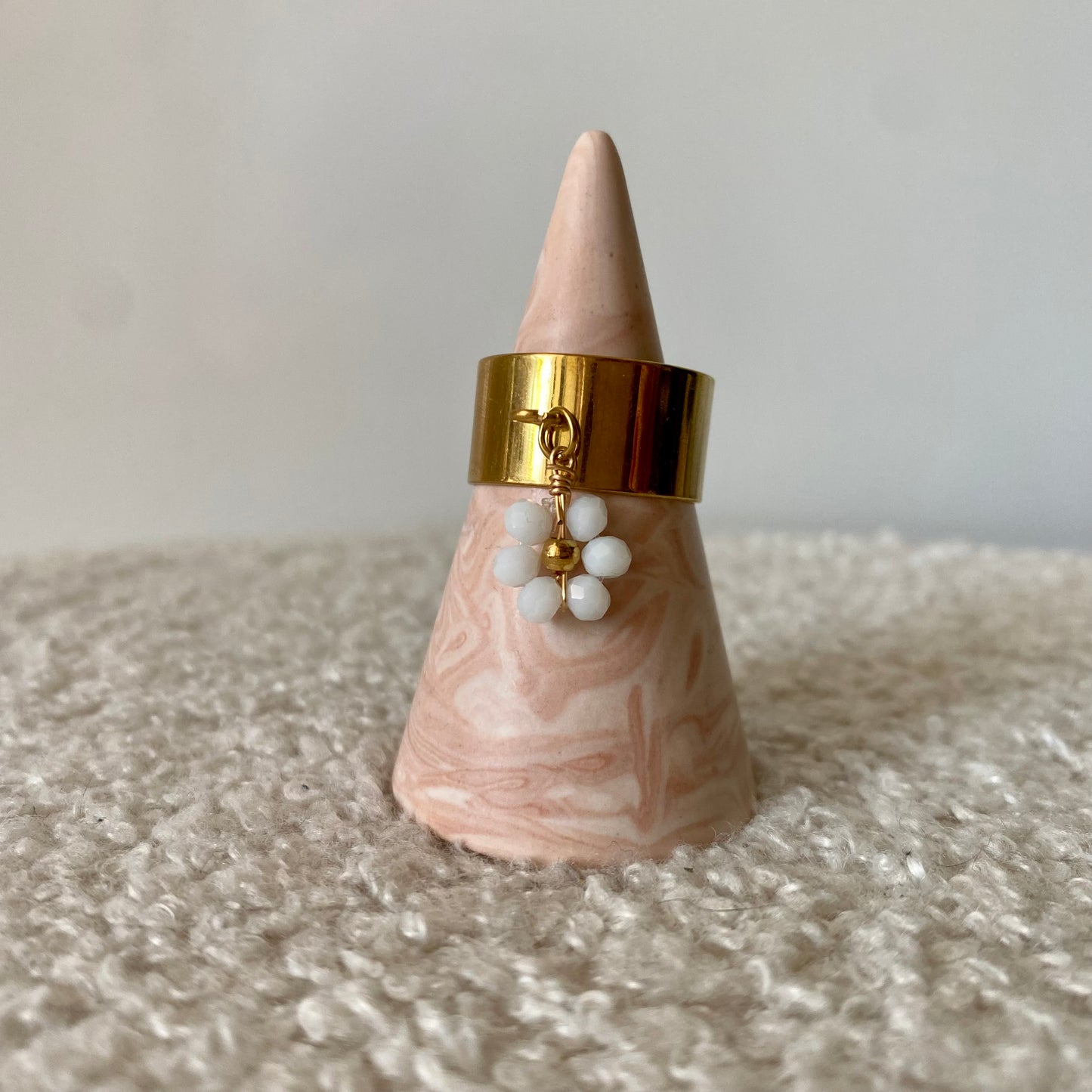 Bague épaisse dorée - Fleur blanche