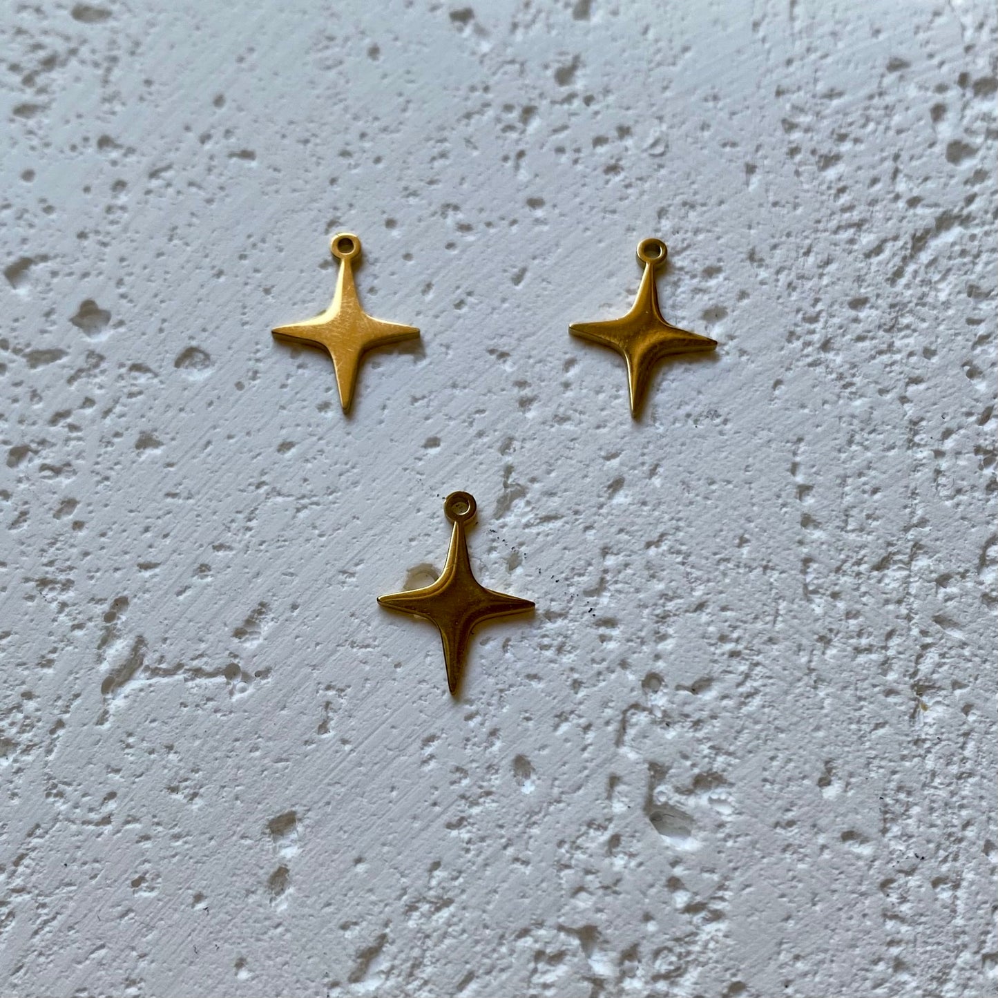 Breloques étoiles dorées