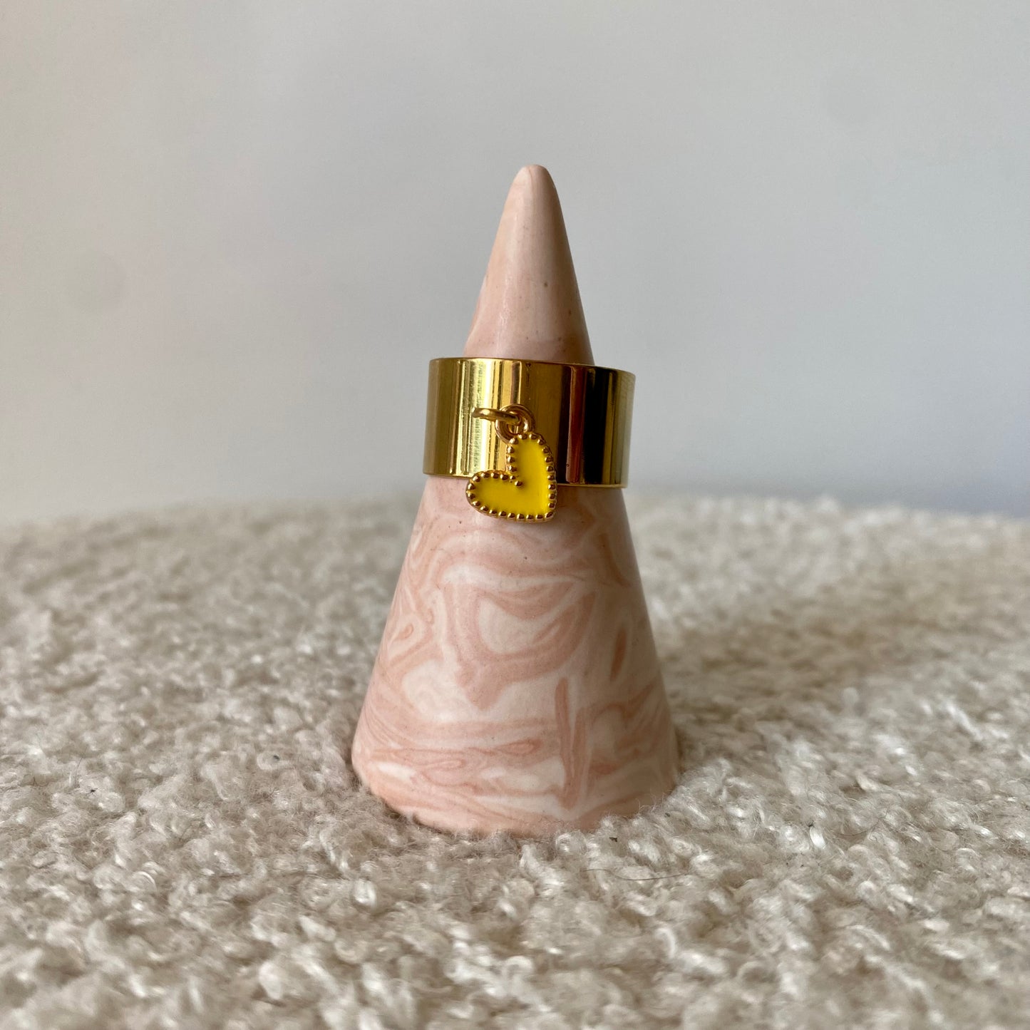 Bague épaisse dorée - Coeur jaune