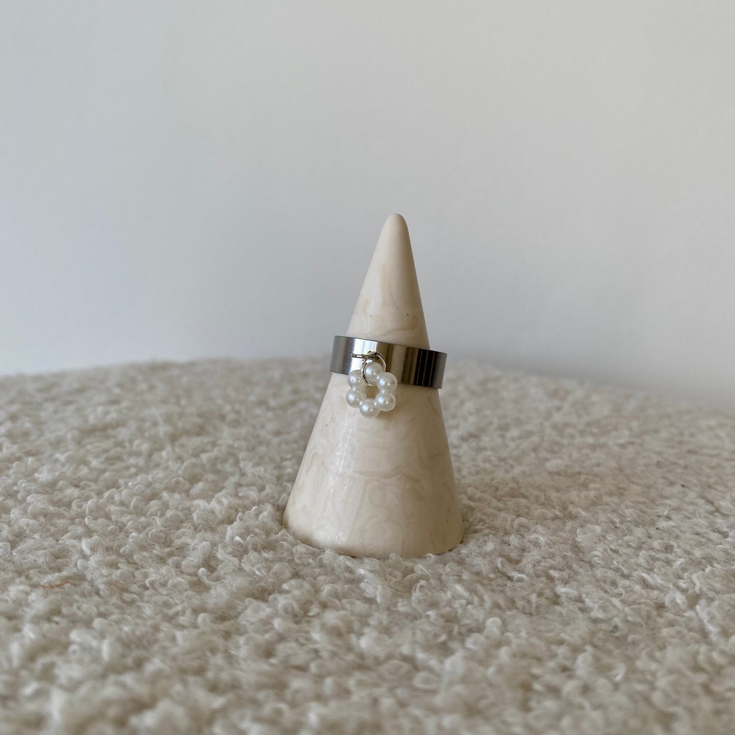 Bague fine argentée - Fleur nacrée