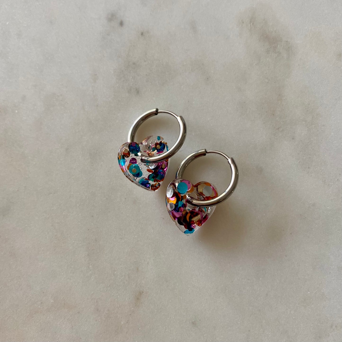Boucles d’oreilles Petits cœurs - Paillettes multicolores