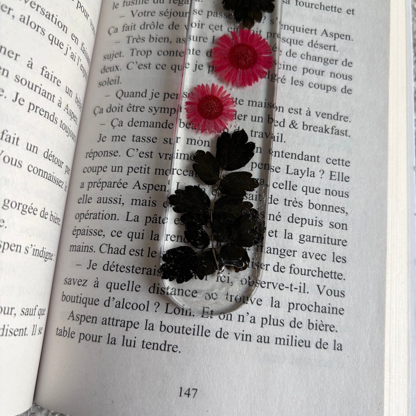Marque page (arrondi - épais) - Fleurs noir et rouge
