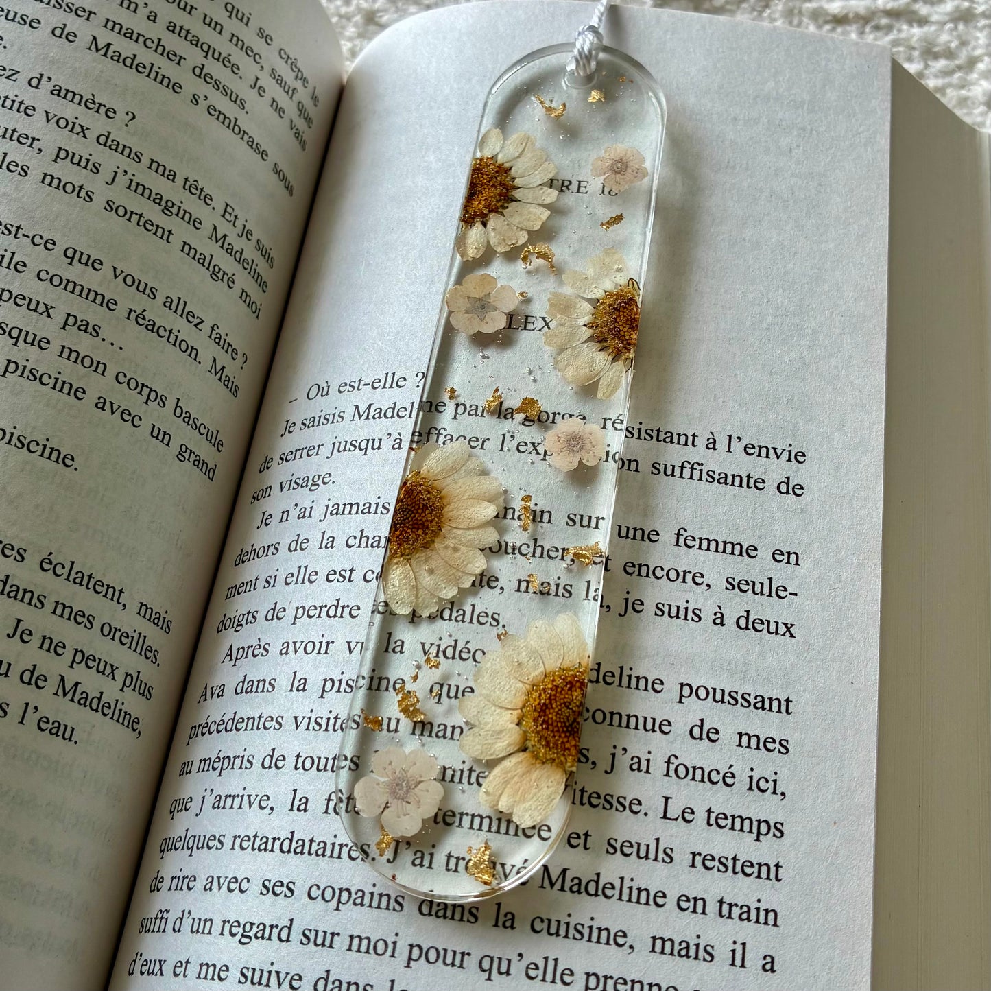 Marque page (arrondi - épais) - Marguerites et petites fleurs blanches