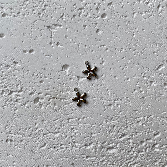 Breloques petites fleurs argentées