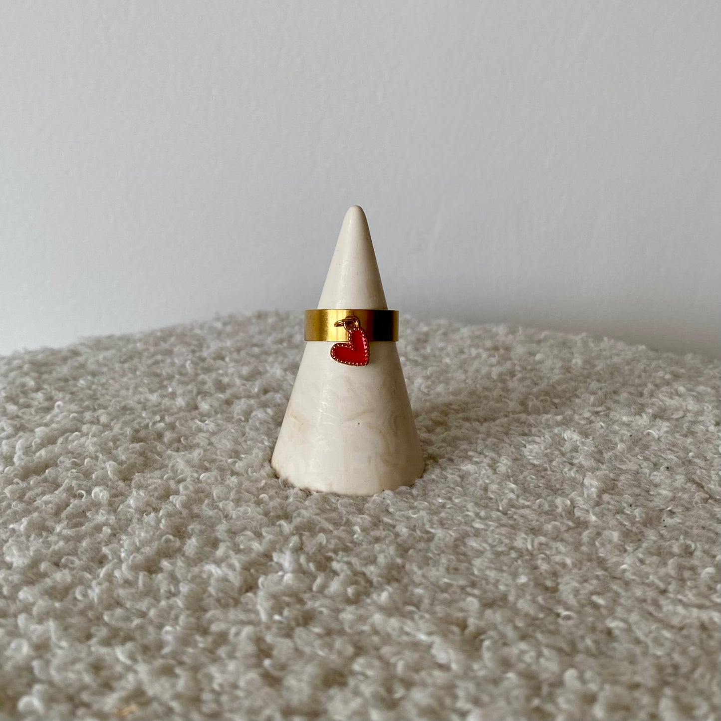 Bague fine dorée - Coeur rouge