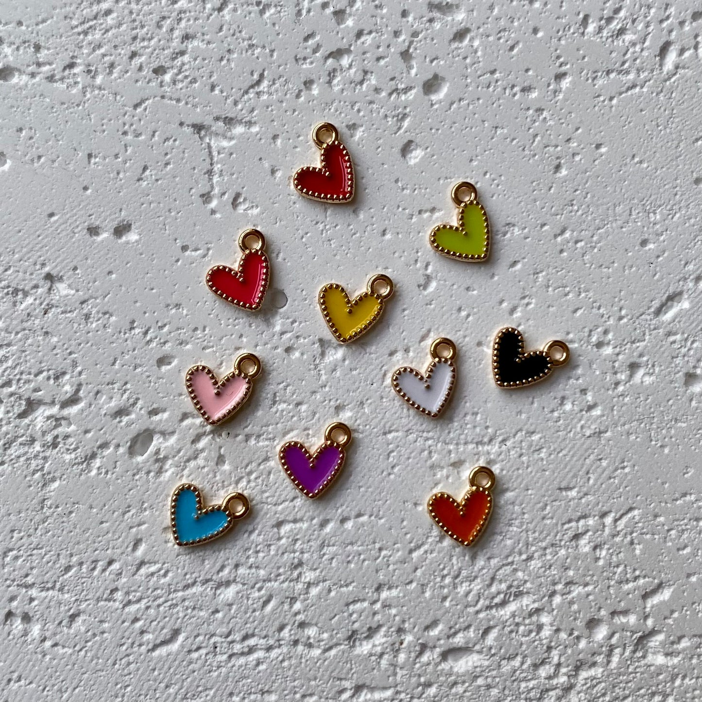 Breloques petits cœurs colorés