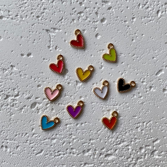 Breloques petits cœurs colorés