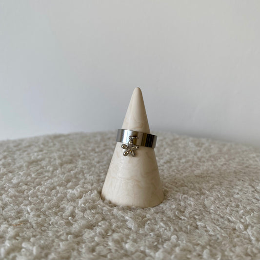 Bague fine argentée - Fleur bombée