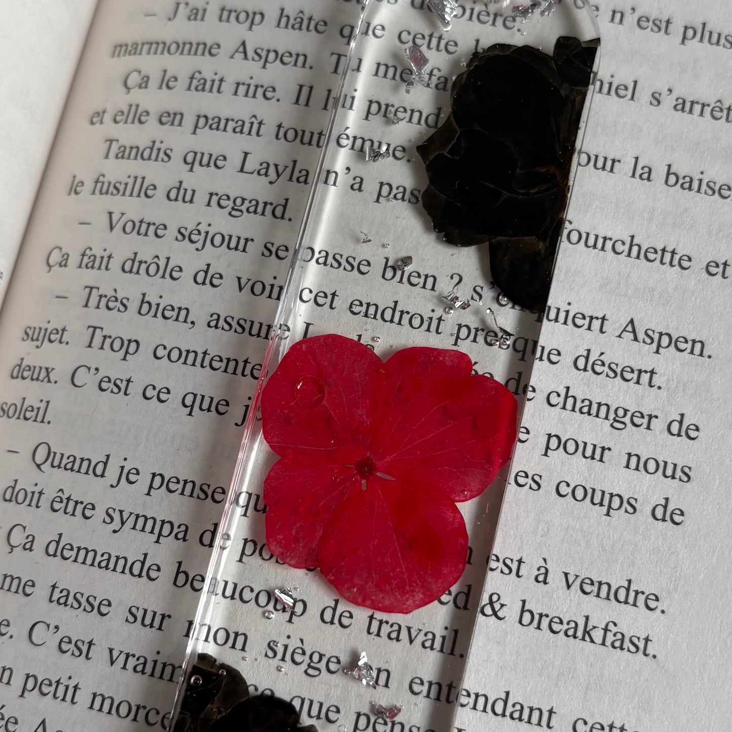 Marque page (arrondi - épais) - Fleurs noires et rouges