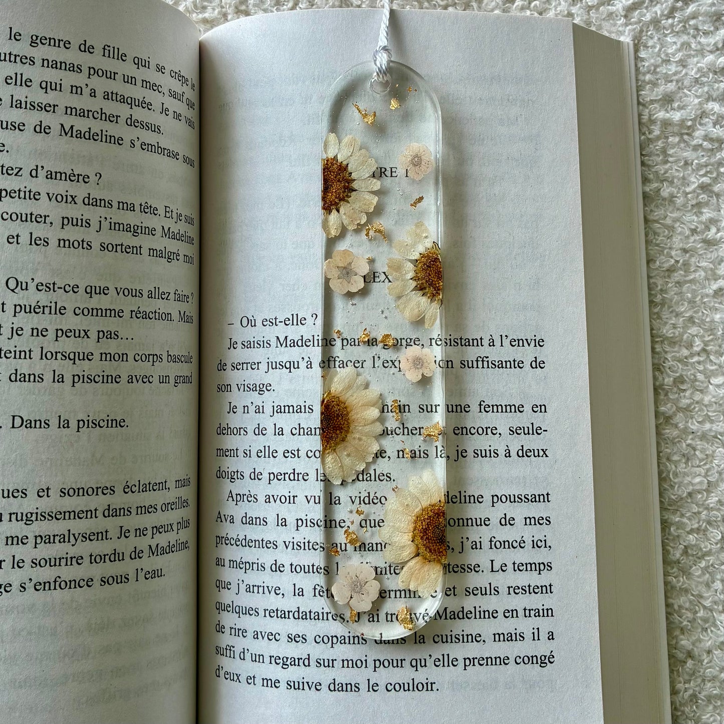 Marque page (arrondi - épais) - Marguerites et petites fleurs blanches