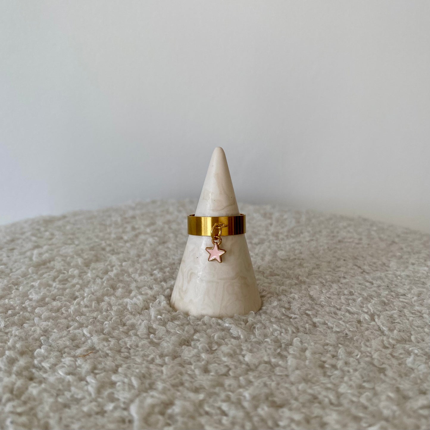 Bague fine dorée - Etoile rose pâle