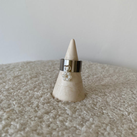 Bague épaisse argentée - Fleur nacrée