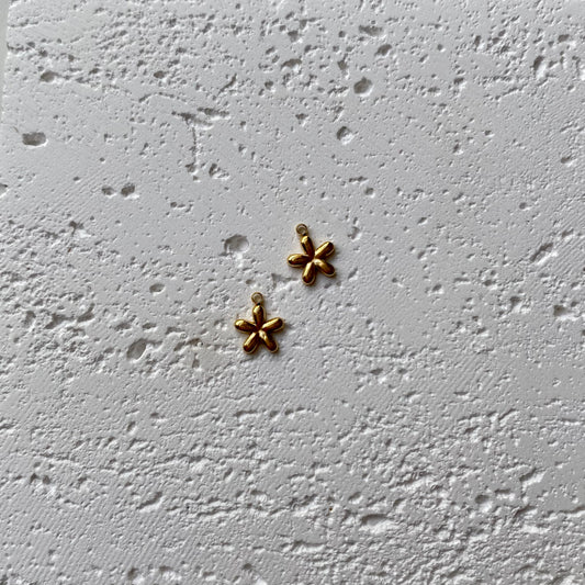 Breloques petites fleurs dorées