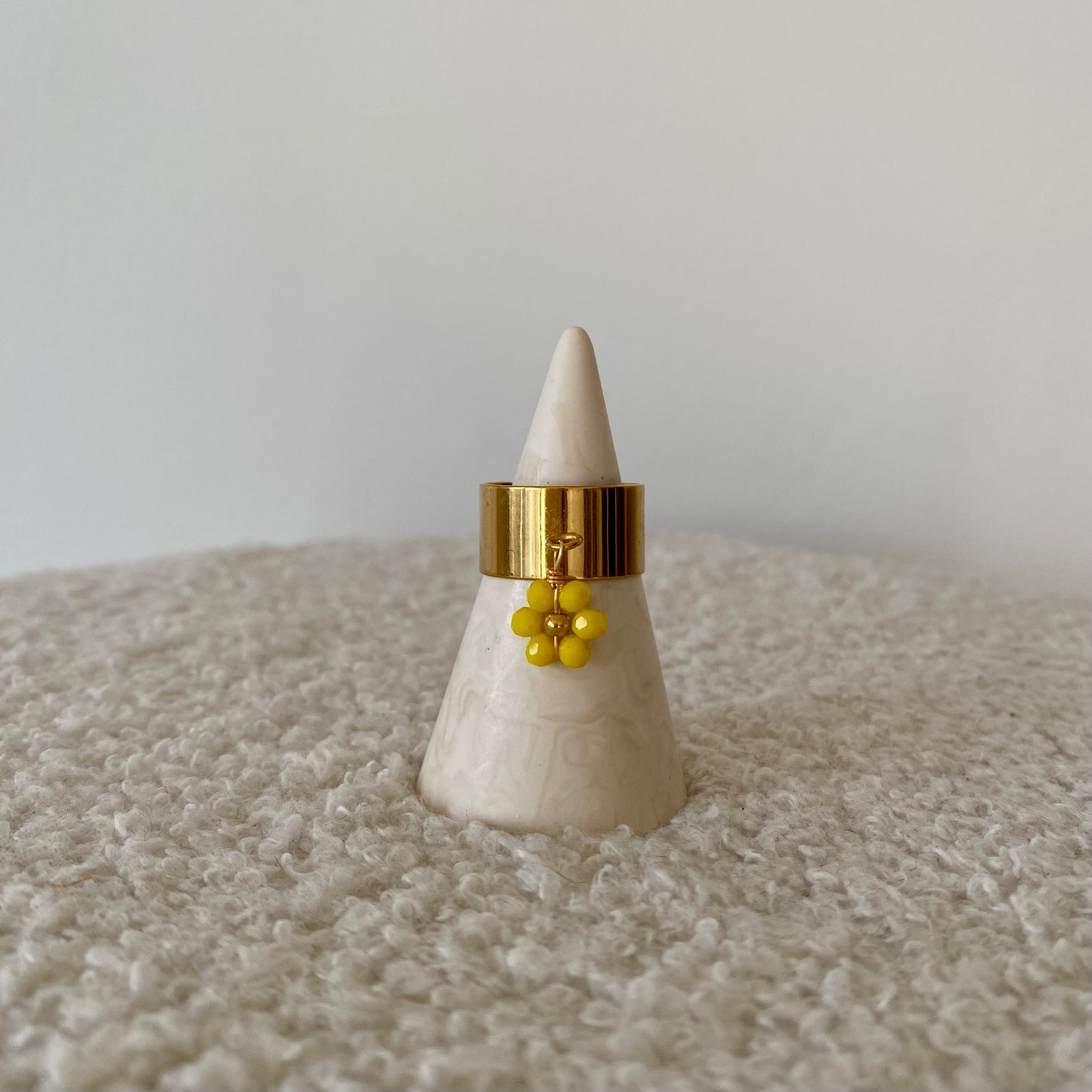 Bague épaisse dorée - Fleur jaune